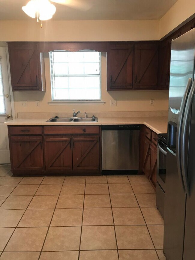 Building Photo - 417 Lilly Ln
