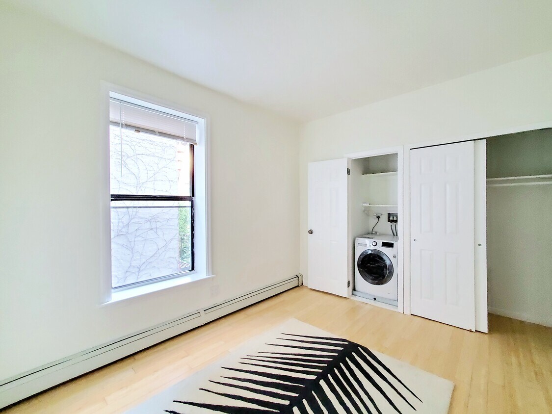 Amplia habitación principal con armarios grandes con unidad de lavadora/secadora completamente NUEVOS! - 126 Sterling Pl