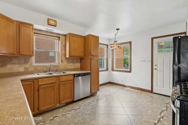 Building Photo - 413 Custer Ave