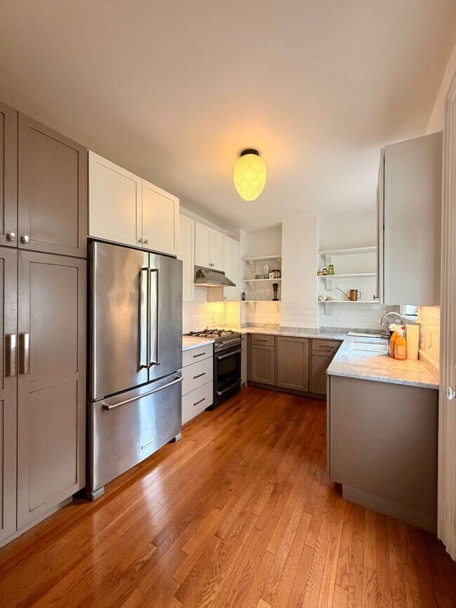 Building Photo - Lovely 3 story home with en-suiteS and private outdoor patio!