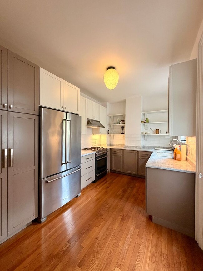 Foto del edificio - Lovely 3 story home with en-suiteS and private outdoor patio!