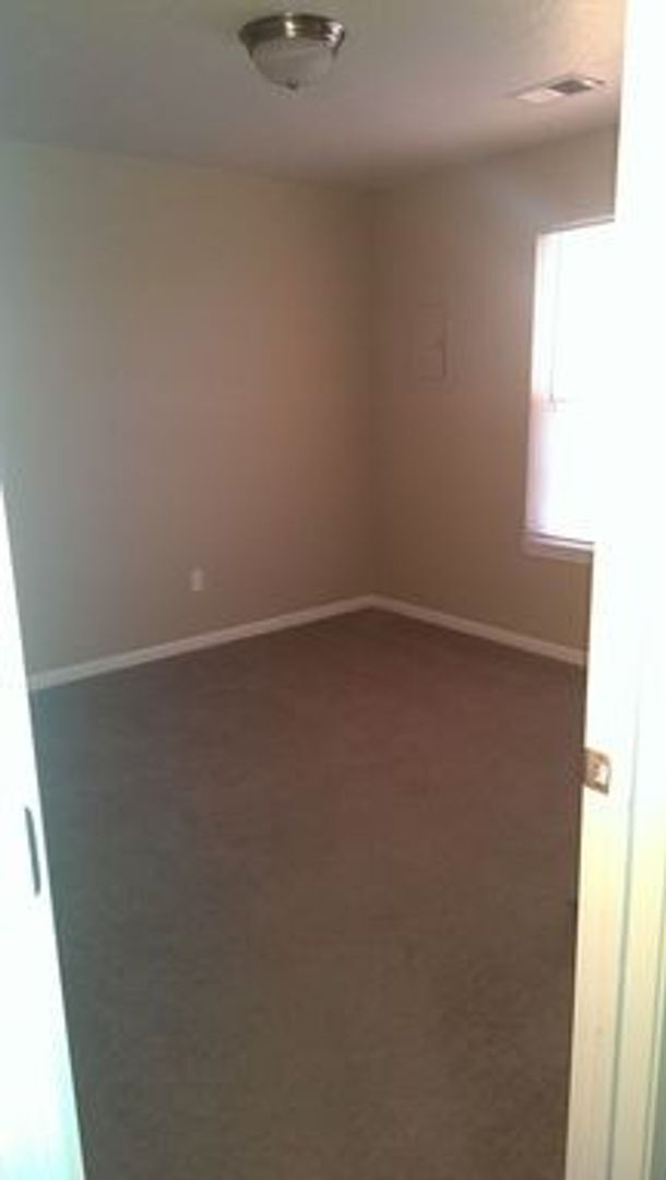 Building Photo - Completely Renovated 3 Bedroom 2 Bath Duplex