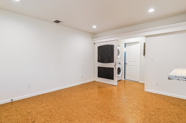 Foto del edificio - 256 W Tujunga Ave