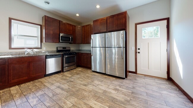 Building Photo - Renovated Six Bedroom single family house !