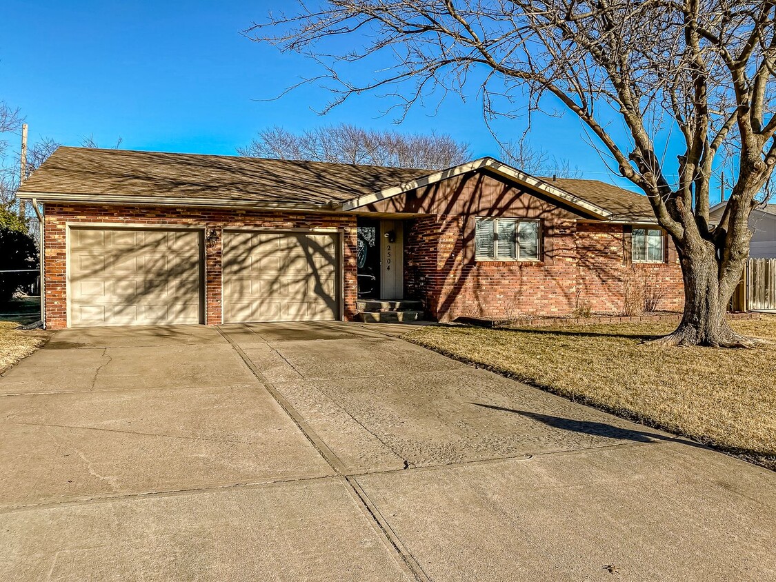 Primary Photo - Beautiful 3 Bed 2 Bath Home with Two Car G...