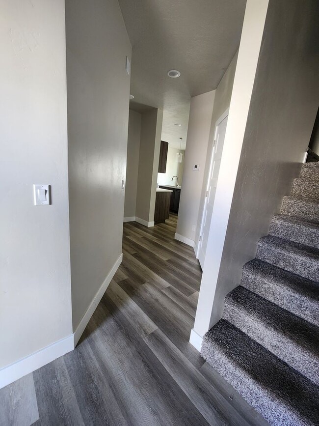 Building Photo - Modern 3-Bedroom Home with Balcony for Ren...