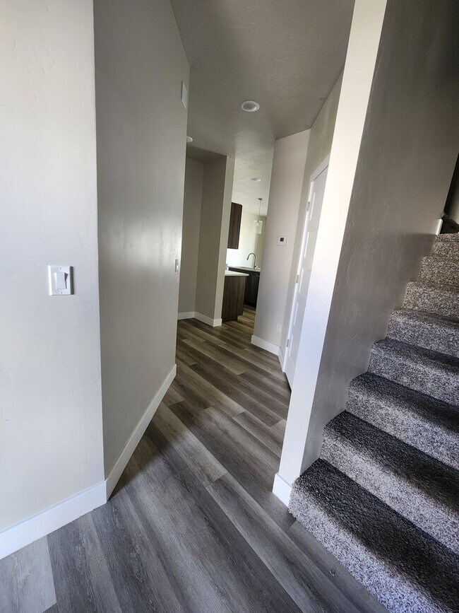 Foto del edificio - Modern 3-Bedroom Home with Balcony for Ren...