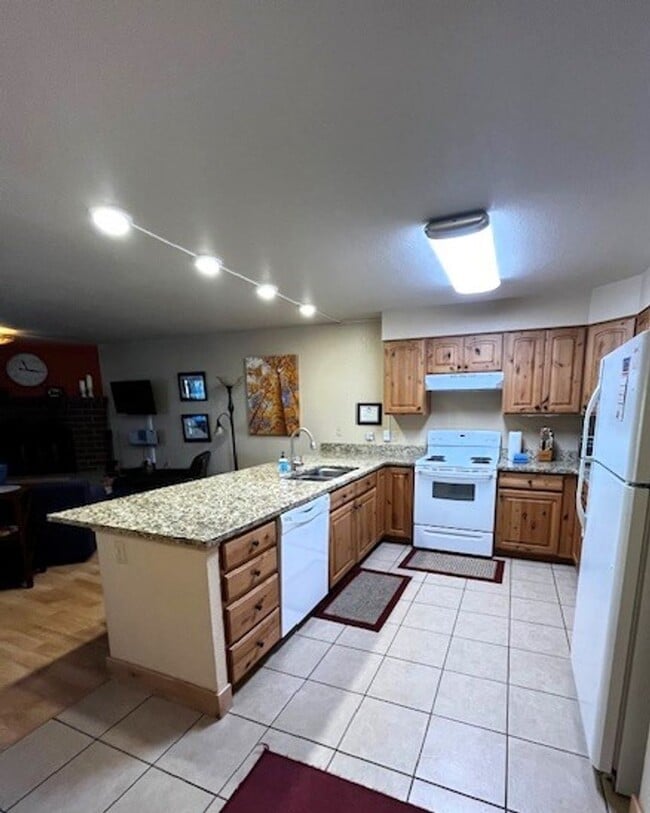 Building Photo - Winter Seasonal Rental- Lagoon Townhomes 720D