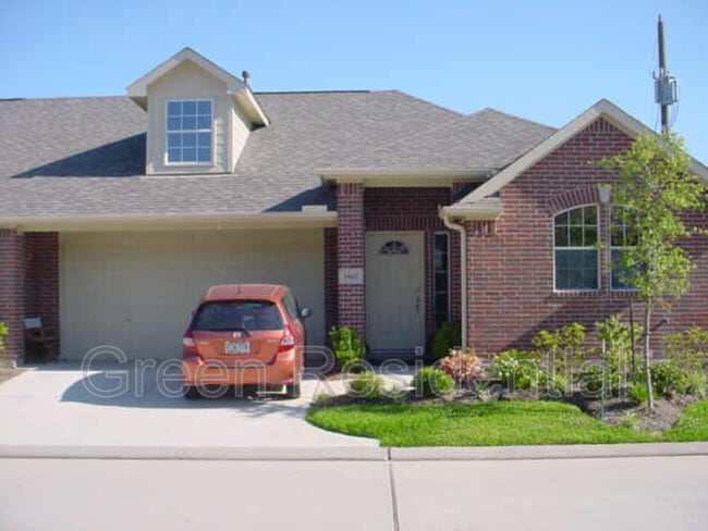 Building Photo - 1602 Village Townhome Dr