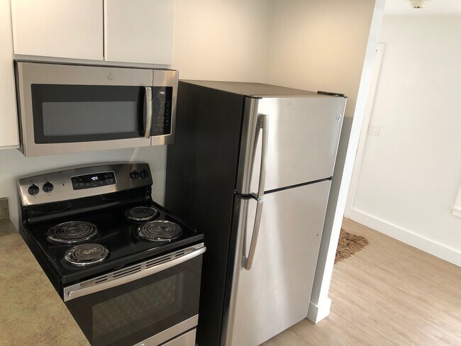Kitchen - 302 6th Ave