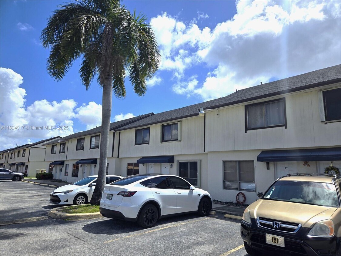 Foto principal - 8430 NW 8th St