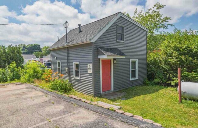 Building Photo - 15 Schoolhouse Ln