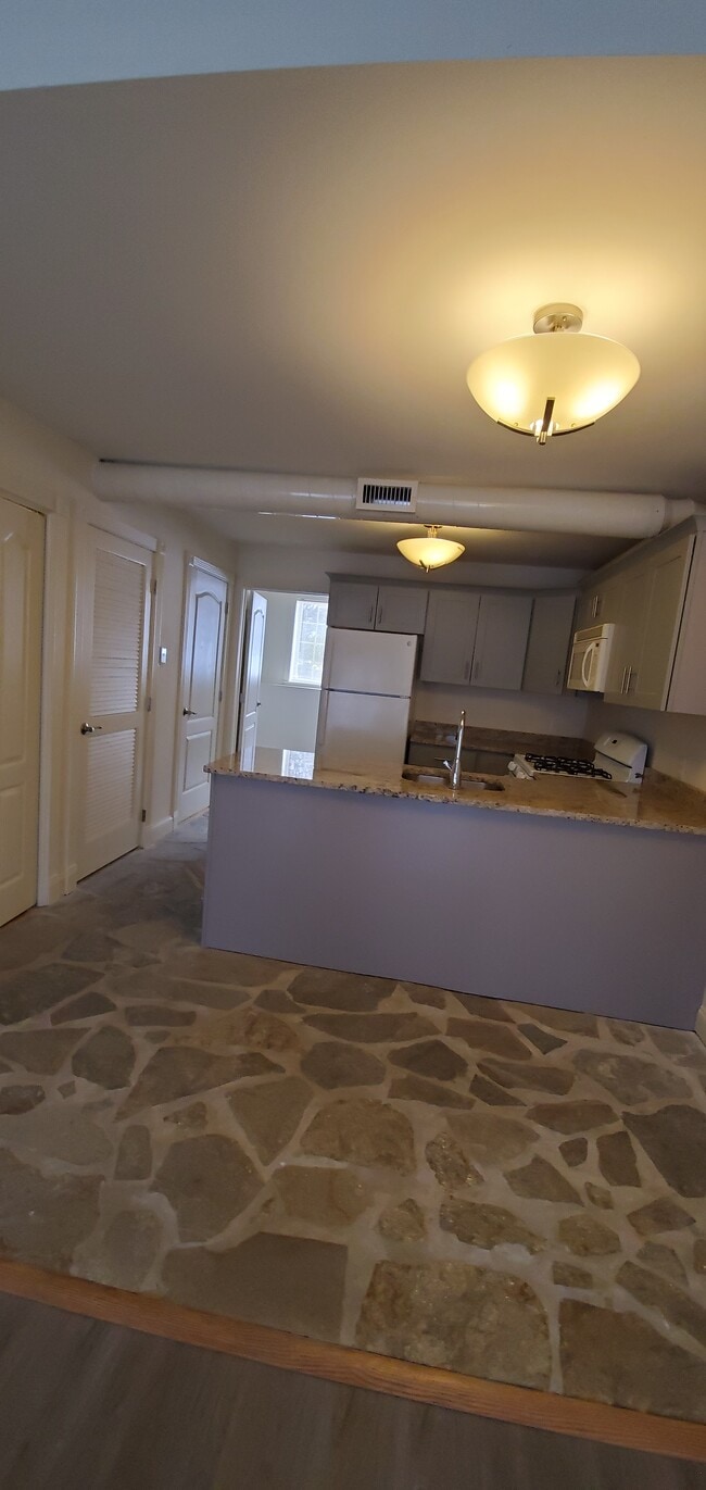 Building Photo - 1400 Bushkill Dr