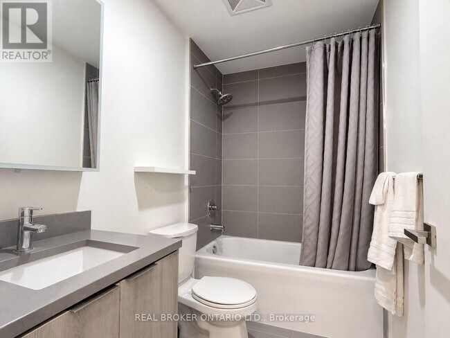 Photo du bâtiment - 223 St Clair Ave W