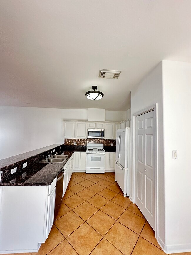Cocina - 2213 Naomi St