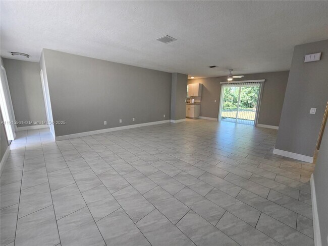 Building Photo - 3201 SE Hibiscus St