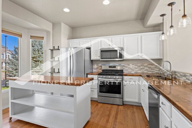 Building Photo - Beautiful 4-bedroom, 3.5-bath home with oversized 2 car garage, AC and enclosed back yard