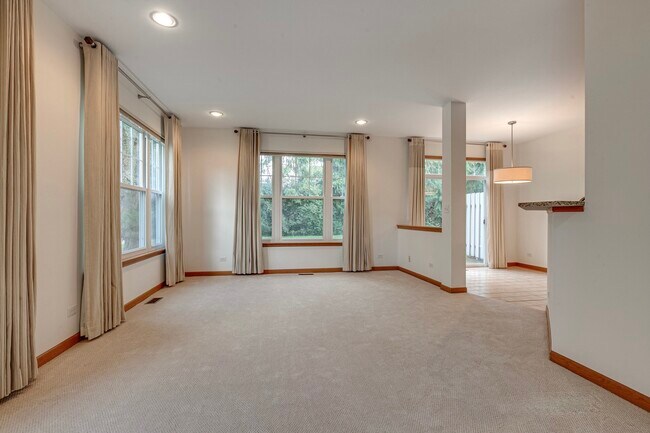Building Photo - 462 Pine Lake Cir