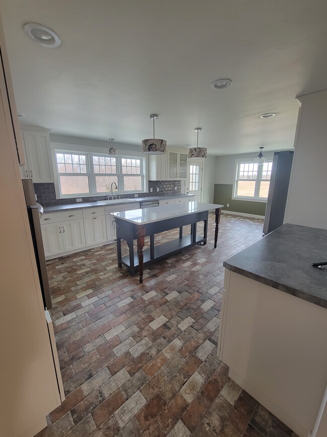 Building Photo - 3850 Parkview Ct
