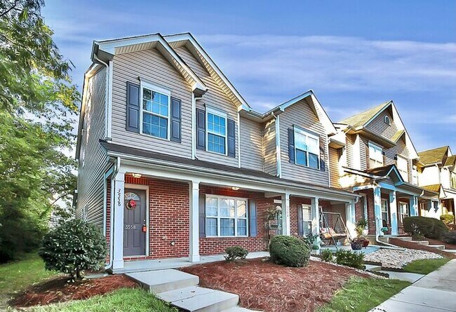 Building Photo - End Unit 3BD/2.5BA Townhome in Mill Creek!
