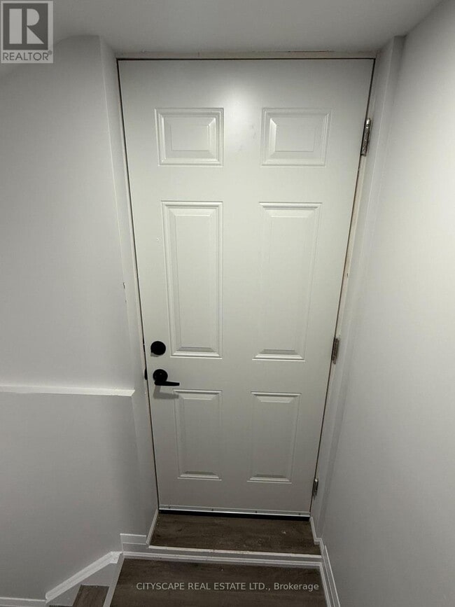 Photo du bâtiment - 5582 Meadowcrest Ave