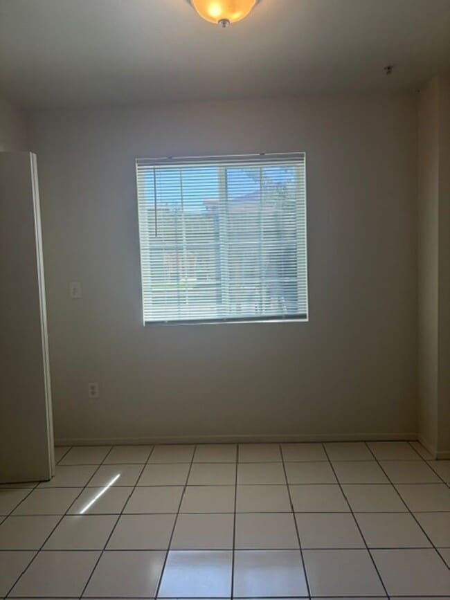 Building Photo - 600 Hosking Ave