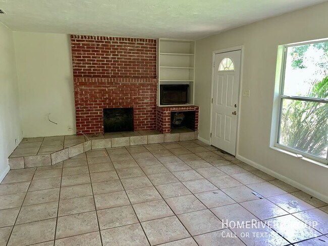 Building Photo - Cute 2 bedroom on quiet street