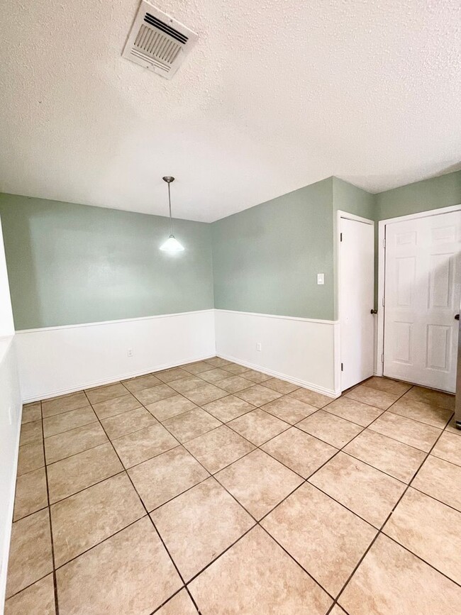 Building Photo - 3 Bedroom 2 Baths 1457 sq/ft - Close to sh...