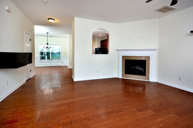 Building Photo - Townhome in Quiet Neighborhood