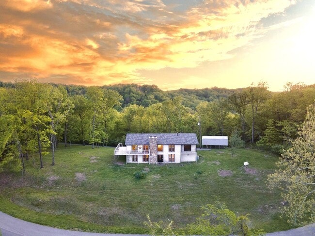 Foto del edificio - **5 BEDROOM HOME ON A 1.4-ACRE LOT WITH TH...