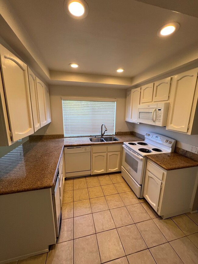 Building Photo - 8081 Hillandale Dr