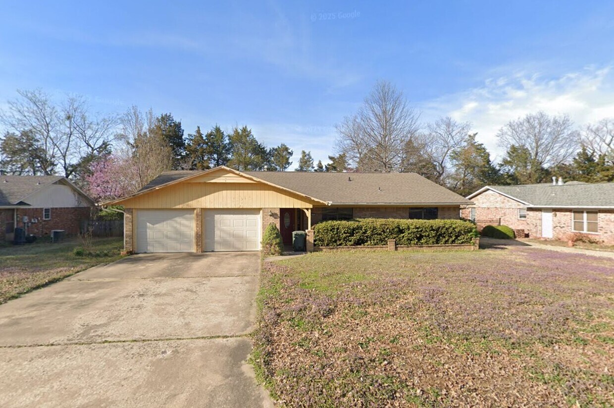 Primary Photo - 4 bedrooms and 2 bath home, mature neighborhood, garage, well built and clean