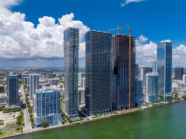 Foto del edificio - 700 NE 24th St
