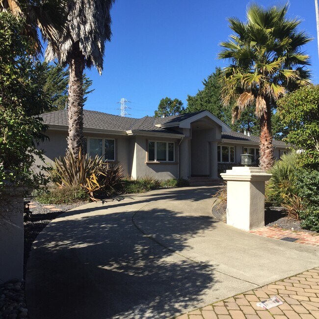 Foto del edificio - 1485 Lakeview Dr