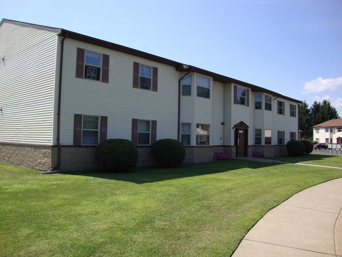 Foto del edificio - Pine Tree Village Apartments