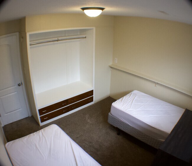Center Bedroom - 590 N 200 E