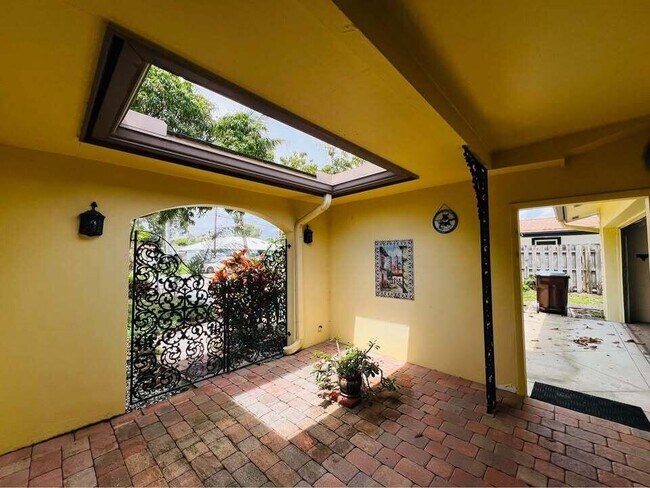 Foto del edificio - 7834 Edgewater Dr