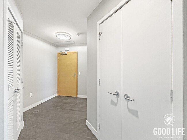 Building Photo - Beautiful 2BD/2BA Condo in Downtown Cortez Hill W/ A/C, W/D, Private Balcony, Community Pool/Spa,...