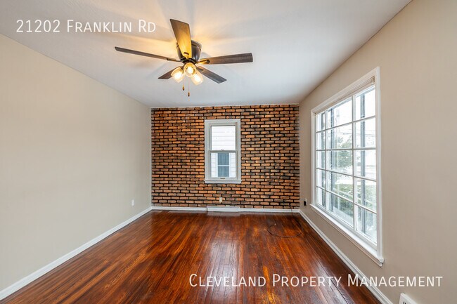 Building Photo - Maple Heights Bungalow
