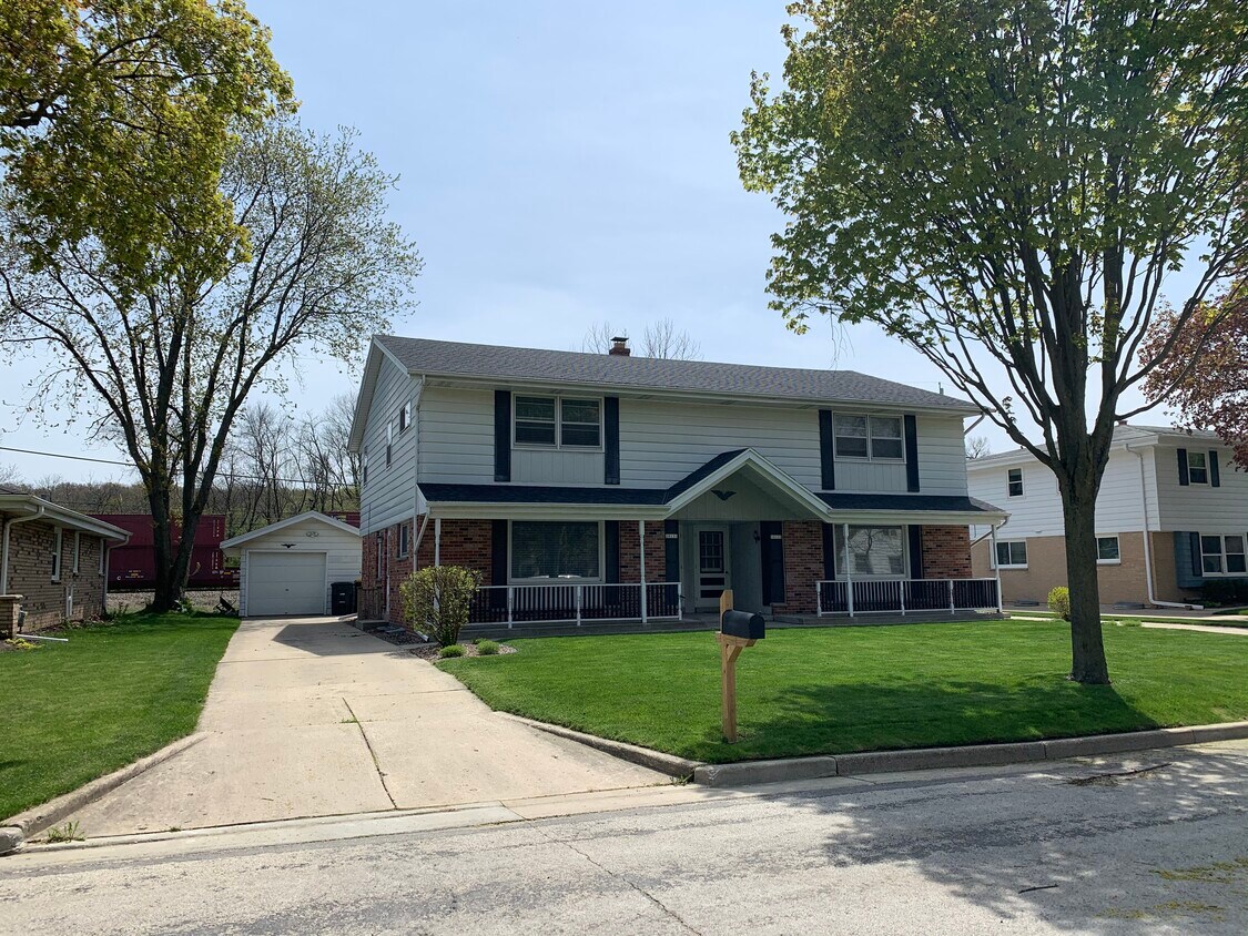 10131 Fisher W Pky, Wauwatosa, WI 53226 Townhome Rentals in Wauwatosa