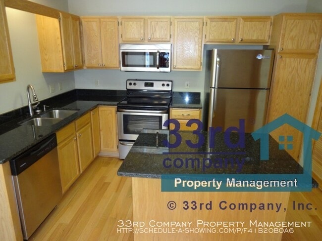 Building Photo - Classic townhome with great floor plan!