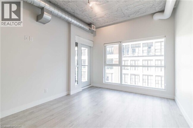 Photo du bâtiment - 1 Victoria St S