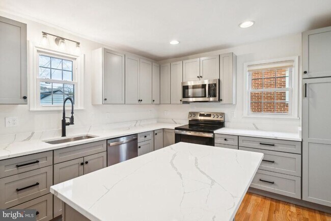 Foto del edificio - 7809 Oakdale Ave