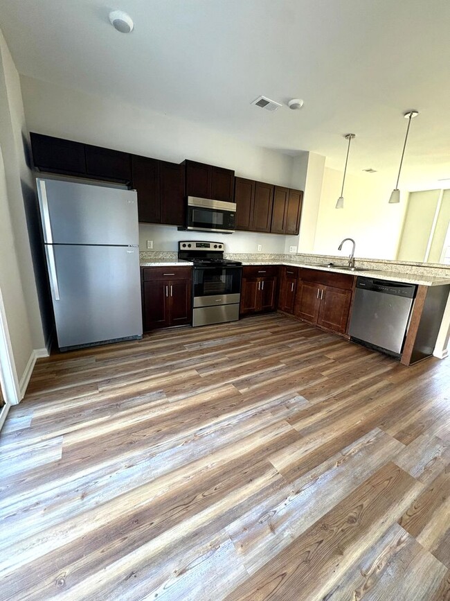 Foto del edificio - Beautifully Remodeled Two-Story Townhome