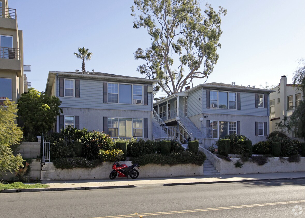 Building Photo - 3237 1st Ave