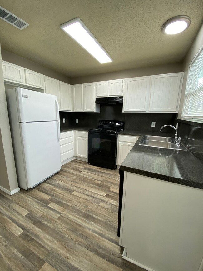 Building Photo - 1409 B COURTNEY PL