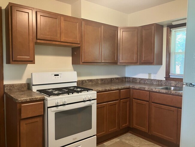 Foto del edificio - Updated 4 Bedroom, 1 Bathroom Farmhouse