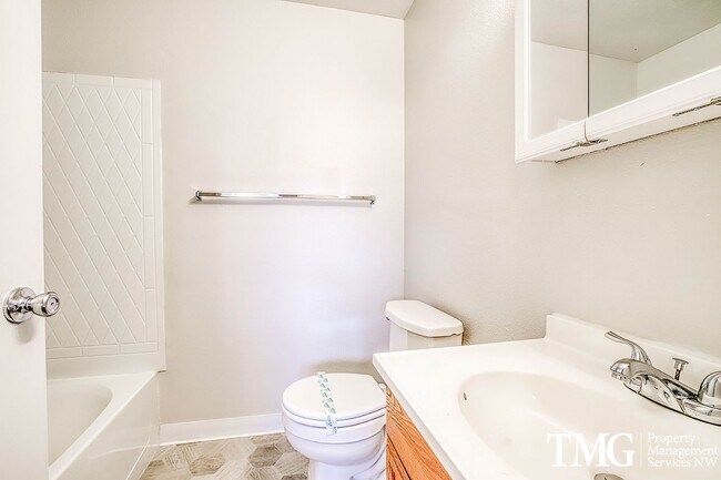 Foto del edificio - Charming One-Level Home on Oversized Treed...