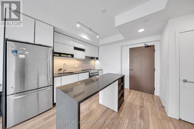 Photo du bâtiment - 4065-4065 Confederation Pkwy