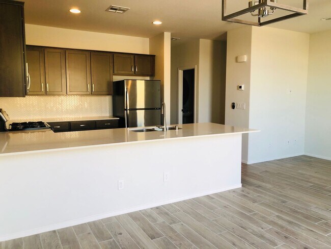 Foto del edificio - WONDERFUL HENDERSON HOME LOCATED IN A GATE...